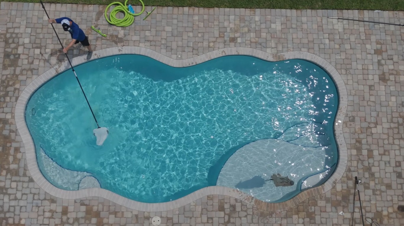 Weekly pool cleaning service in La Mirada, CA